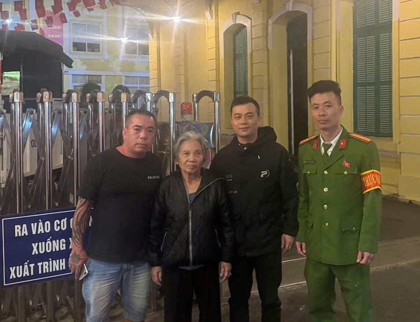 Công an phường Hồng Bàng đưa cụ bà đi lạc về với gia đình